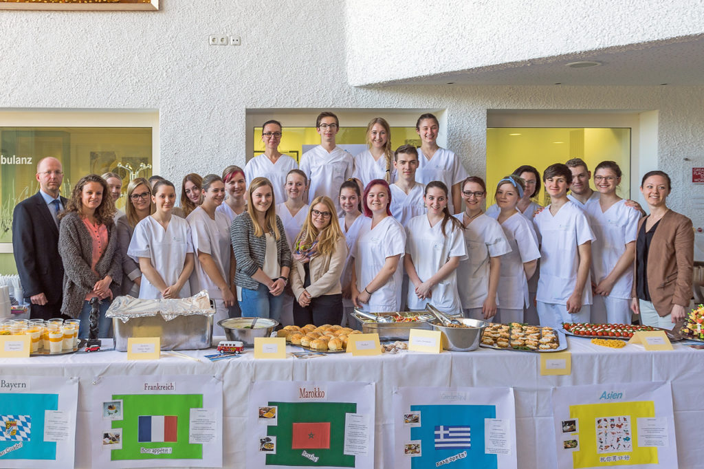 Die Auszubildenden des K33 beim Gesunden Buffet am Krankenhaus Vilshofen, das Teil des Unterrichtsblocks „Gesundheitsförderung“ war. (Foto: F. Richter)