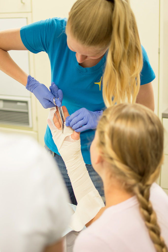 Die Schülerinnen dürfen das Gelernte gleich selbst probieren. (Foto: K. Klinger)