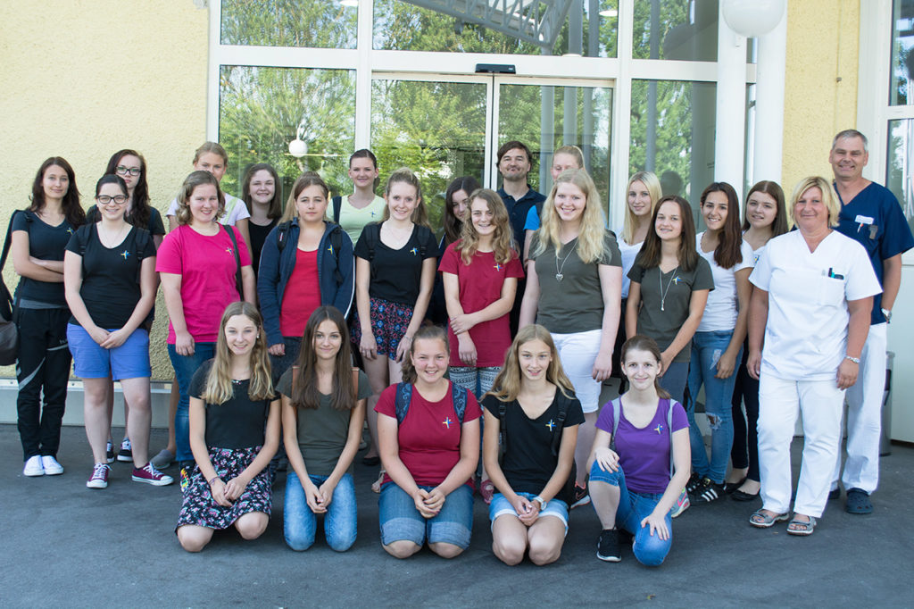 Die Schulsanitäterinnen der Columba Neef Realschule am Krankenhaus Vilshofen. (Foto: K. Klinger)