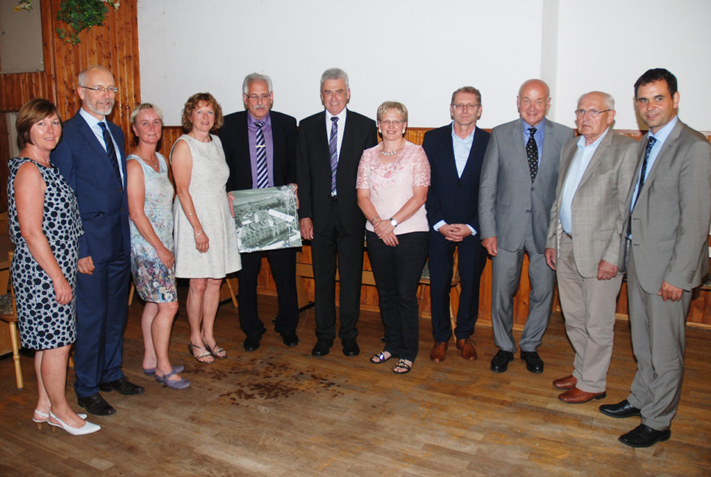 Die Ehrengäste (v.l.): Gabriele Prügl, Dr. Willibald Prügl, Geschäftsführerin A. Cornelia Bönnighausen, Edith Sedlmaier, Dr. Heinz-Peter Sedlmaier, Bürgermeister Josef Lamperstorfer, Verwaltungsleiterin Heidi Ebner, Chefarzt Johann Kienböck, Geschäftsführer Herbert-M. Pichler, Altlandrat Hanns Dorfner und stv. Landrat Raimund Kneidinger.