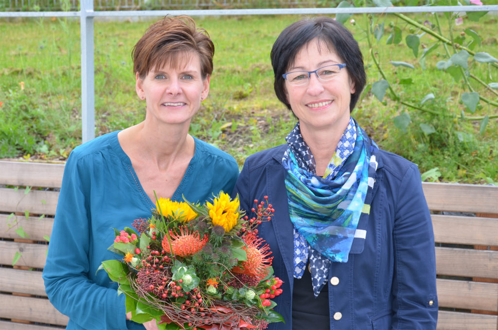 Organisatorin Monika Fesl (r.), Leiterin des Sozialdienstes der Landkreis Passau Gesundheitseinrichtungen, mit Referentin Nadine Röhl, Pflegeberaterin der AKO Bayern. 