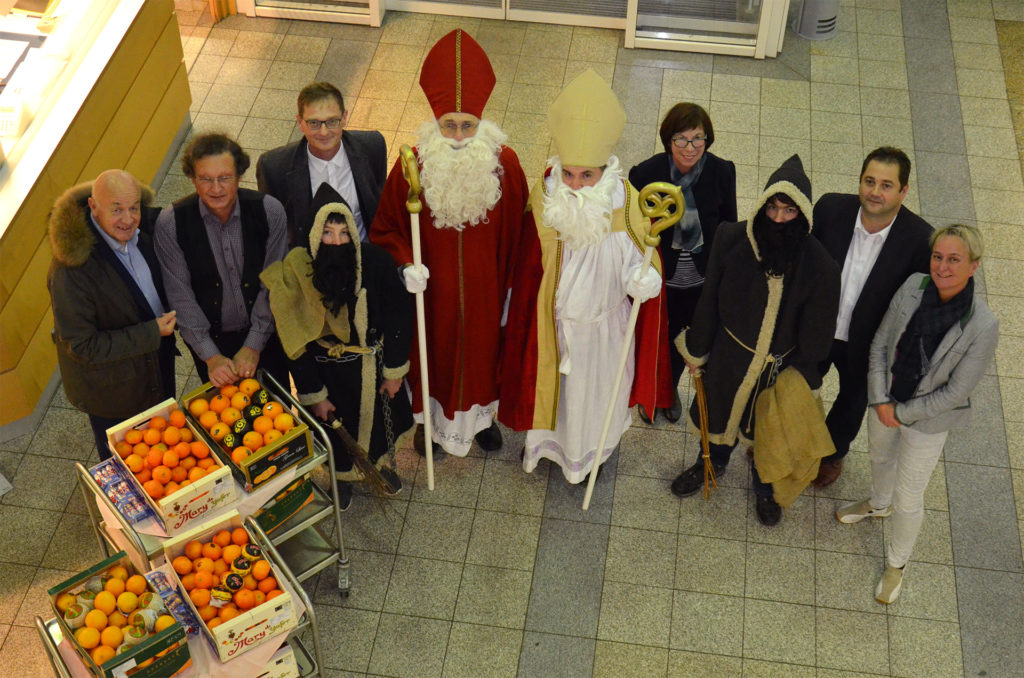 Freuten sich über den Besuch der Nikoläuse und Krampusse: Die Geschäftsführer Herbert-M. Pichler (re.) und A. Cornelia Bönnighausen (li.) sowie (v.l.n.r.) Krankenhausseelsorger Alois Strasser, Josefine Kroneder und Alexander Dötter, Leiter Controlling. 