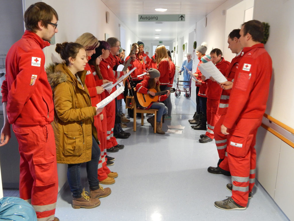 Auf den einzelnen Stationen und in den Zimmern des Krankenhauses wünschten die Rotkreuzmitglieder aus Peilstein in Oberösterreich den Patienten und dem Pflegepersonal auch musikalisch frohe Weihnachten.