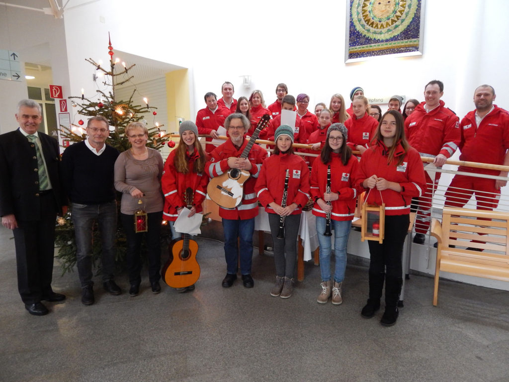 Am 24. Dezember besuchte eine Abordnung des Jugendrotkreuzes Peilstein heuer zum 25. Mal das Wegscheider Krankenhaus, um das Friedenslicht aus Bethlehem und Weihnachtsgrüße zu überbringen.