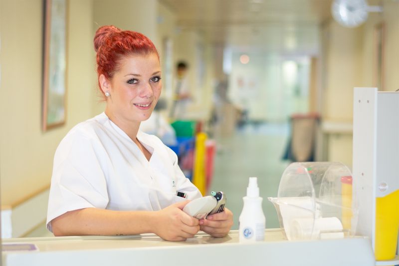 Für die Krankenpflegeschülerin Saskia Schmeller stand von Anfang an fest, dass sie im Gesundheitsbereich arbeiten möchte. Nach einem Jahrespraktikum am Krankenhaus Vilshofen hat sie ihre Ausbildung in Rotthalmünster begonnen.