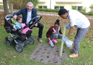 Werner Geiger (li.), ehemaliger Geschäftsführer und „Brücken für den Frieden“-Begründer, mit Hagos (re.) samt Frau Shewit und Tochter Hiyab aus Eritrea.