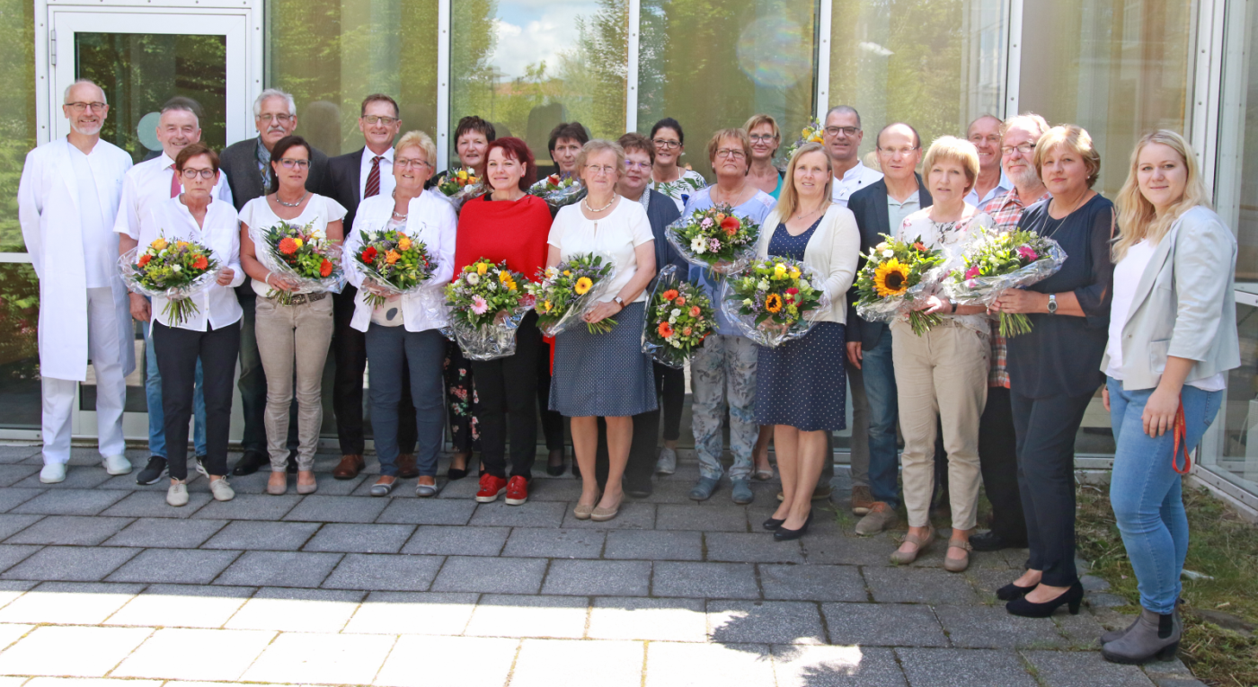 Ein Erinnerungsfoto vor dem traditionellen Weißwurstessen (v.l.n.r.): Dr. Willibald Prügl, Peter Baumgartner, Gabriele Skiba, Dr. Heinz-Peter Sedlmaier, Sabine Seidl, Josef Mader, Margarete Hoppe, Maria Donaubauer, Bettina Derer, Petra Hazott, Maria Hödl, Elisabeth Holler, Angelika Rauscher, Rita Krinninger, Anke Bechmann, Maria Reischl, Karl-Heinz Zuck, Dr. Manfred Werner, Maria Weiß, Walter Haslinger, Josef Nickl, Christine Arbinger und Karina Meisinger.