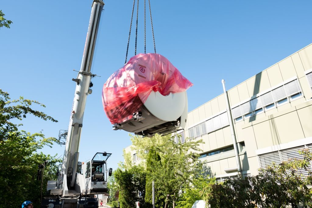 Der neue 5,5 Tonnen schwere MRT von Radio-Log schwebt ein. Mehrere Stunden waren nötig, um das Gerät an den richtigen Platz im Krankenhaus Rotthalmünster zu bringen. (Foto: Radio-Log Passau) 