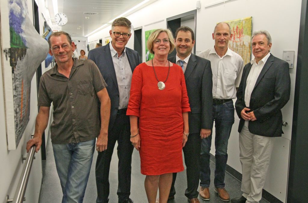 Luden zur Vernissage ins Krankenhaus Vilshofen ein (v.l.): Der Künstler Robert Weber, Laudator Chefarzt Dr. Michael Zitzelsberger, Verwaltungsangestellte Renate Loibl, Verwaltungsleiter Alexander Dötter, Pflegedienstleiter Roland Gibis sowie der Ärztliche Leiter Chefarzt Dr. Ludwig Weber.