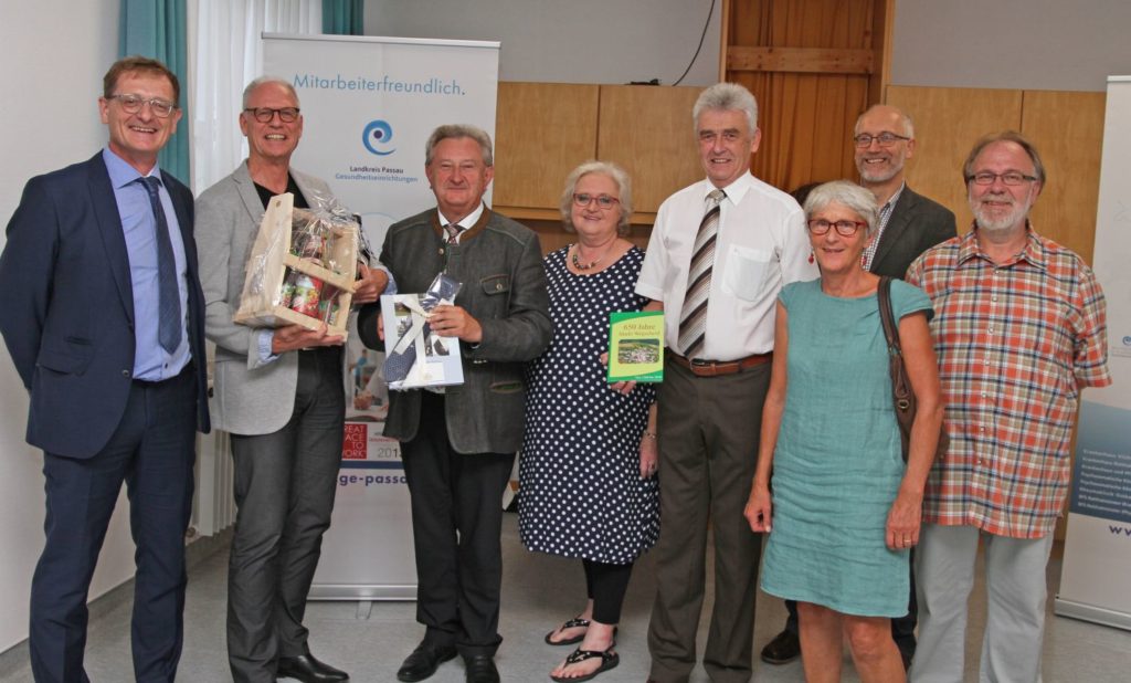 Feierten den neuen Chefarzt der Psychosomatik, Dr. Hans Joachim Schmitt (2.v.l.): Geschäftsführer Josef Mader (v.l.), Landrat Franz Meyer, Seniorenbeauftragte und Kreisrätin Jella Teuchner, Wegscheids Bürgermeister Josef Lamperstorfer, Verwaltungsrätin Marie-Luise Erhard, der Ärztliche Leiter am Krankenhaus Wegscheid, Dr. Willibald Prügl sowie Verwaltungsrat und Betriebsratsvorsitzender Josef Nikl.