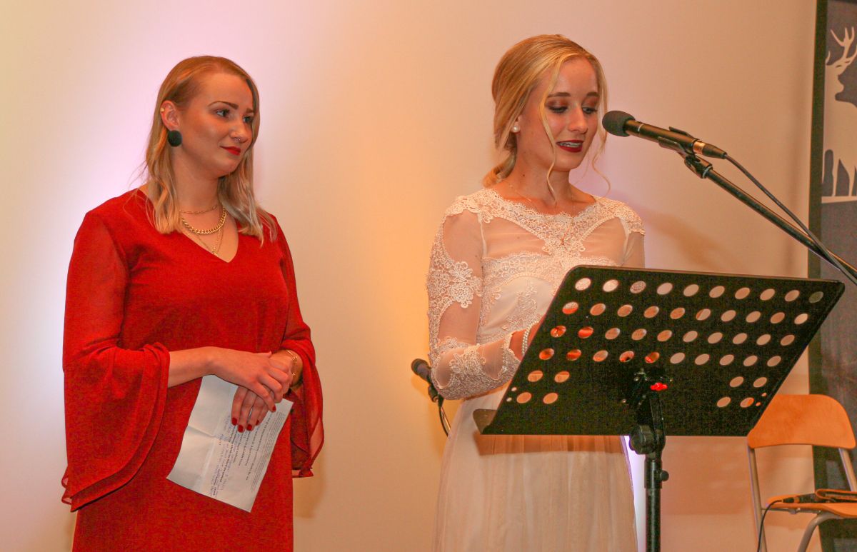 Als Moderatorinnen führten durch den Abend Alina Eggenberger (li.) und Lena Brandl.