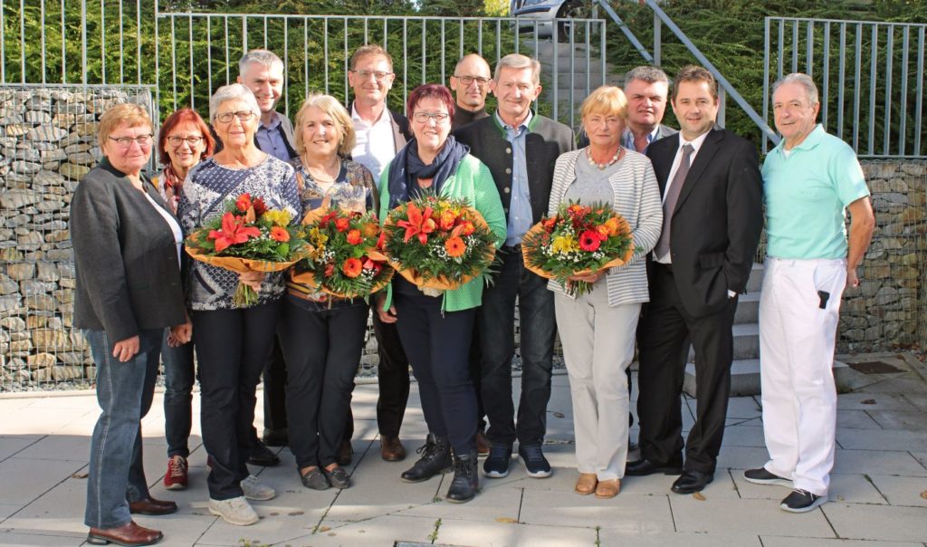 Feierten gemeinsam Jubiläum und Verabschiedung (v.l.n.r.): Anna Bartel, Agnes Vogl, Anna Schärtl, Alfred Schmatz, Marianne Stemplinger, Josef Mader, die Jubilarin Hildegard Karlstätter, Roland Gibis, Manfred Bachl, Sabine Pielka, Klaus Seitzinger, Alexander Dötter und Dr. Ludwig Weber.