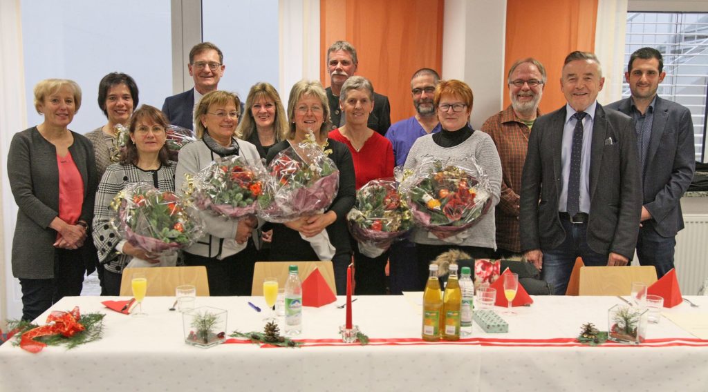 Feierten gemeinsam Jubiläum und Abschied (v.l.n.r.): Anita Lowak, Monika Gerleigner, Canan Kezban Cangi, Josef Mader, Lieselotte Vlad, Anita Greipel, Anita Bimesmeier, Albrecht Bratke, Hildegard Baum, Oliver Reichert, Annemarie Ortmeier, Josef Nikl, Peter Baumgartner und Florian Pletz.