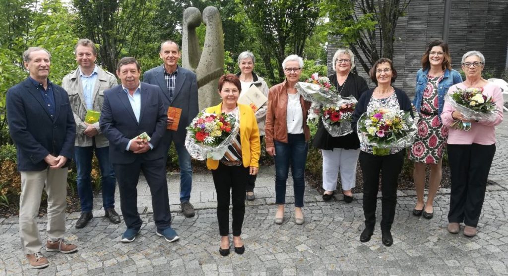 Erinnerungsfoto mit 1,5 m Abstand (v.l.): Dr. Lothar Schäfer, Peter Neuer, Meinhard Lehner, Ludwig Maier, Waltraud Hoheneder, Monika Stockinger, Margarete Hoheneder, Christa Lang, Maria Lang, Angelika Rauscher und Lydia Schwarz.