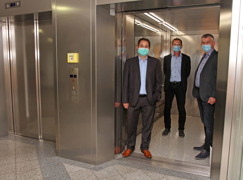 Alexander Dötter (v.l.), Verwaltungsleiter des Krankenhauses Vilshofen, Josef Mader, Geschäftsführer der Landkreiskliniken und Alfred Schmatz, Technischer Leiter, freuen sich über die neue Aufzugsanlage.
