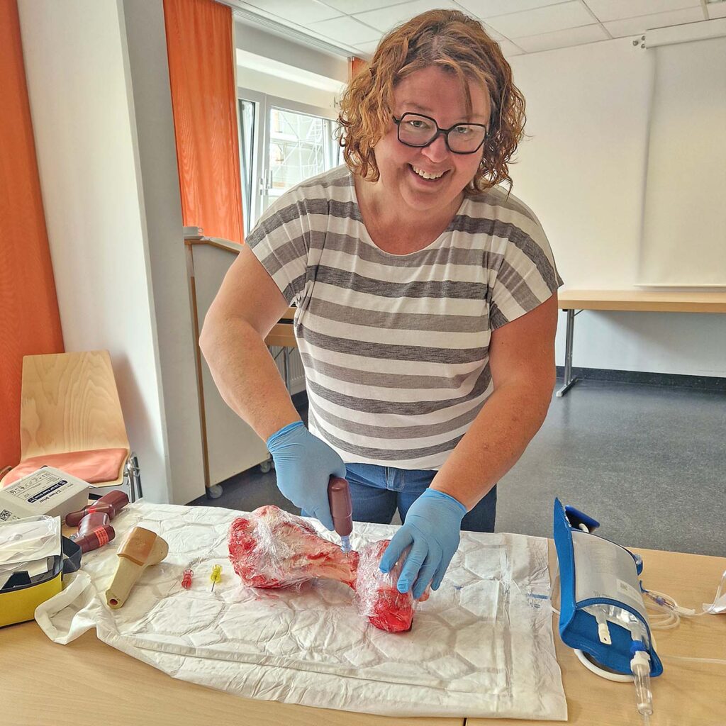 Fachkrankenpflegerin Elke Dandl von der Intensivstation schulte die Skill Day-Teilnehmer im Umgang mit der Knochenbohrmaschine.