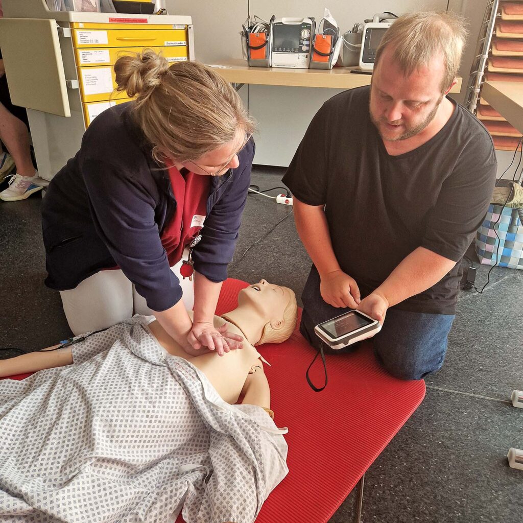 Zentrale Übung beim Skill Day: Hans-Christian Penzenstadler, Fachkrankenpfleger Intensiv und ALS Provider, kann bei der Herzdruckmassage am Feedback-Gerät genau überprüfen, ob die Geschwindigkeit und die Drucktiefe passen.