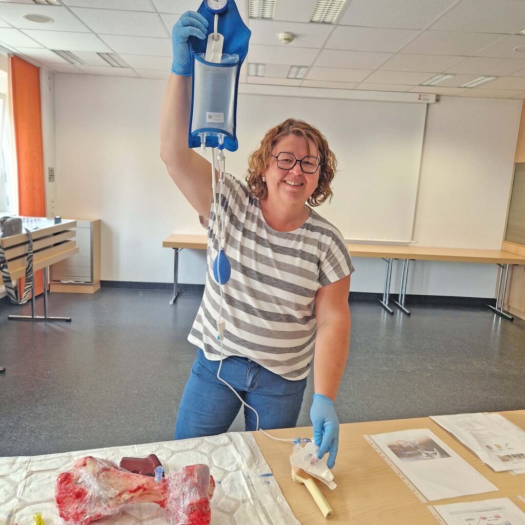 Fachkrankenpflegerin Elke Dandl von der Intensivstation demonstriert eine intraossäre Infusion direkt über das Knochenmark am Schienbein oder Oberarm.