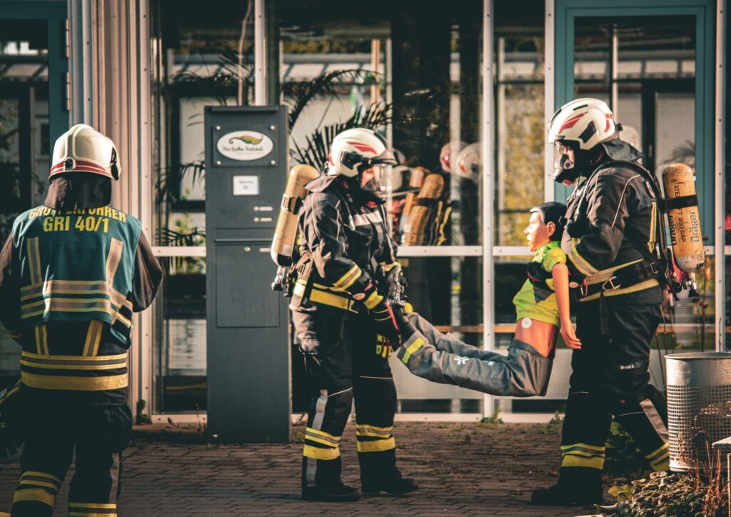 Komplette Versorgungskette im Einsatz: Die Übung begann mit der Bergung von Simulationspuppen und Verletzten, gespielt von Mitgliedern der Feuerwehrjugend